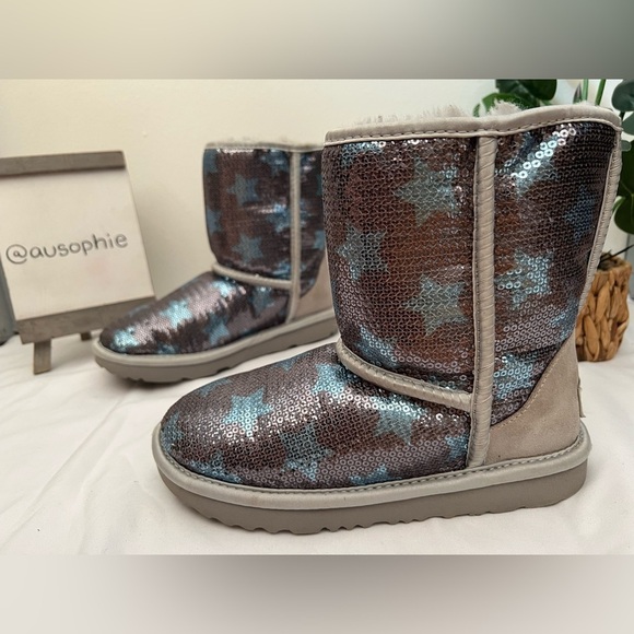 Ugg kid’s classic short II sequin star denim blue silver boot. Size 3 - Picture 2 of 12